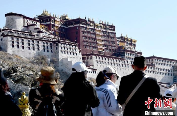 4月17日,游客在拉薩布達(dá)拉宮觀景臺(tái)拍照留念。 李林 攝