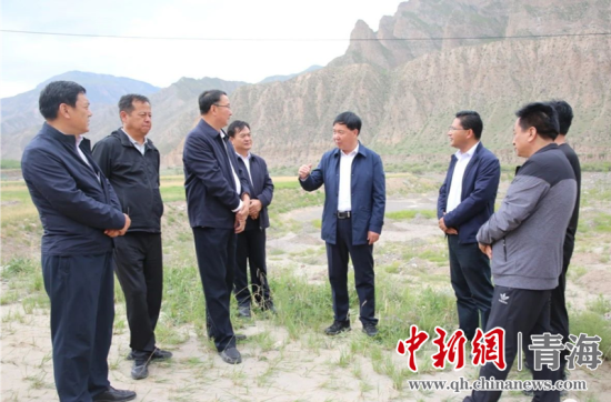 圖為黃南州有關(guān)領(lǐng)導(dǎo)現(xiàn)場踏勘、督導(dǎo)生態(tài)環(huán)保責(zé)任落實(shí)情況現(xiàn)場。黃宣攝