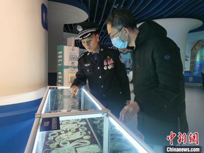 圖為森林警察為游客講解查獲這些象牙制品過程中發(fā)生的真實故事。　文思睿 攝