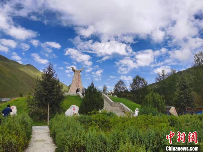 圖為三江源自然保護區(qū)紀念碑。　青海省文化和旅游廳供圖