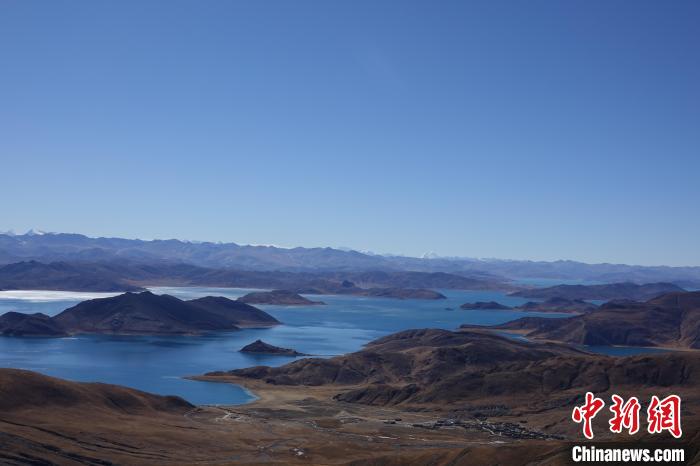冬日羊卓雍措:湖水湛藍,如詩如畫