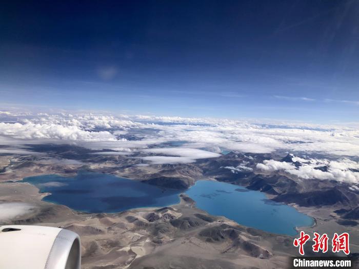 西藏阿里到拉薩航班途經(jīng)的高原湖泊。　<a target='_blank' href='/'><p  align=