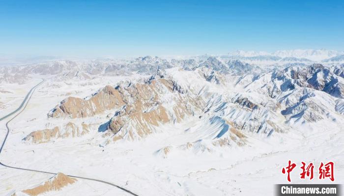 圖為無人機(jī)航拍高原雪景。　都蘭縣融媒體中心供圖