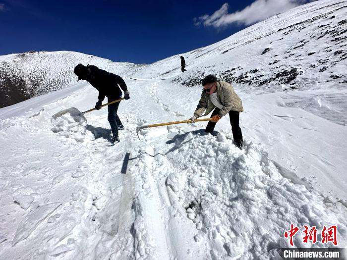 圖為生態(tài)管護人員在巡護道路上清雪?！《“瓦_杰 攝