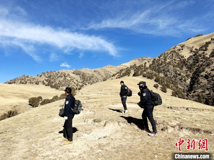 圖為生態(tài)管護人員開展巡護。　丁巴達杰 攝