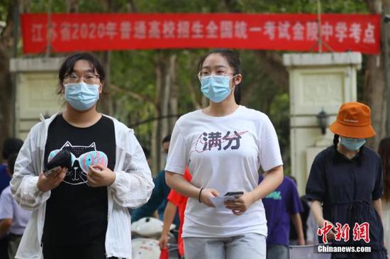 資料圖：2020年7月6日，江蘇南京一處考點，高考考生看完考場后走出考點。 中新社記者 泱波 攝