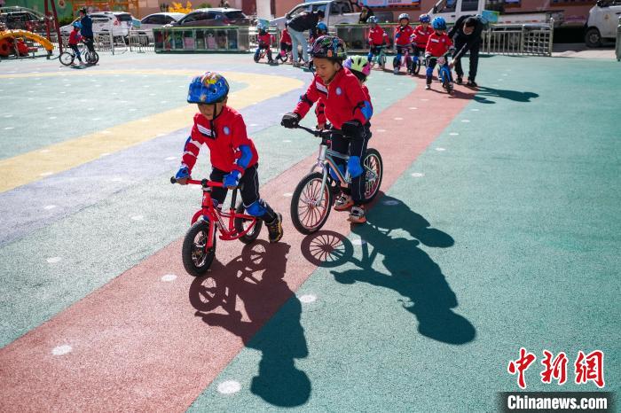 圖為拉薩市實驗幼兒園孩子們正在練習滑步車。　何蓬磊 攝