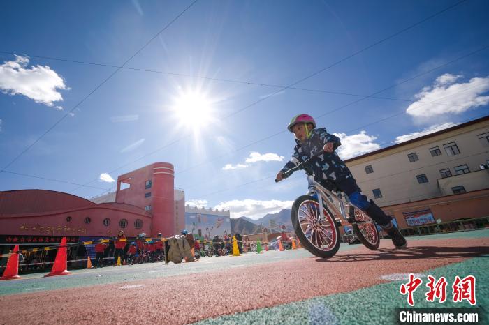 圖為拉薩市實驗幼兒園孩子們正在練習滑步車。　何蓬磊 攝