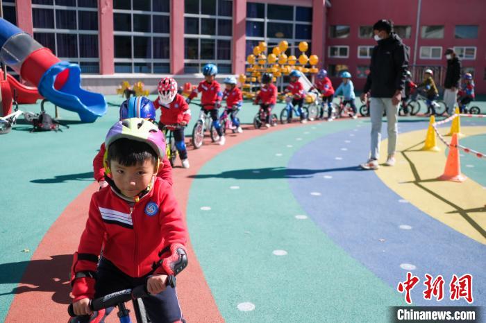 圖為拉薩市實驗幼兒園孩子們在教練的指導下練習滑步車?！『闻罾?攝