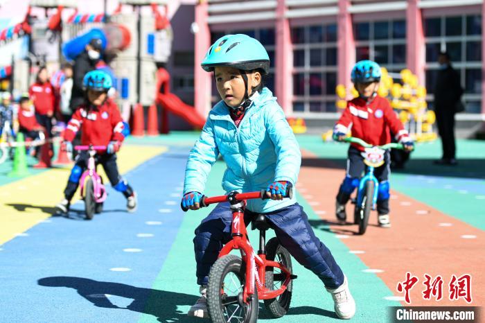 圖為拉薩市實驗幼兒園孩子們正在練習滑步車?！『闻罾?攝