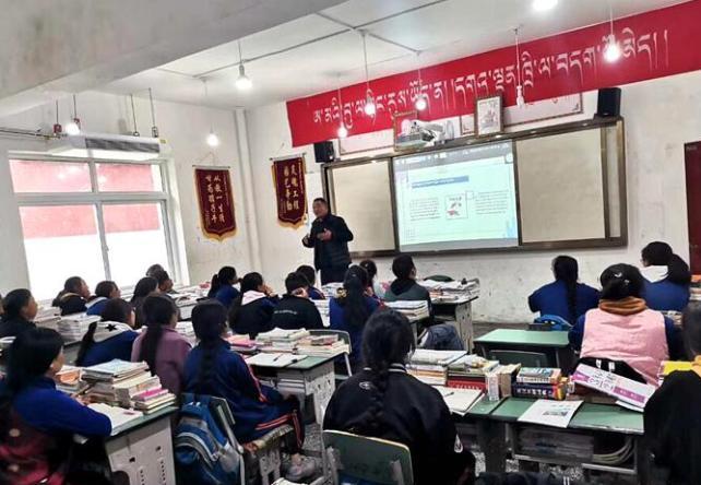 學(xué)生在免費(fèi)輔導(dǎo)班上課。　尼瑪初 攝