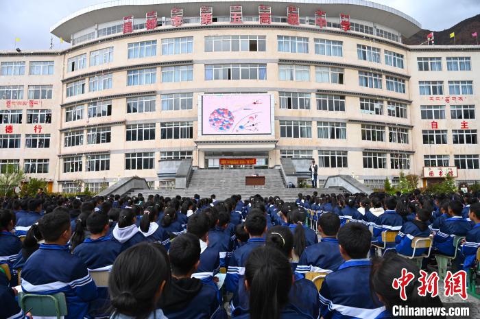 圖為昌都市第五高級中學(xué)全體學(xué)生參加授課。　趙朗 攝