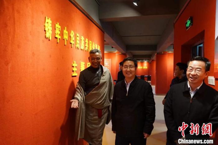 資料圖為參觀鑄牢中華民族共同體意識主題展?！『F龍 攝
