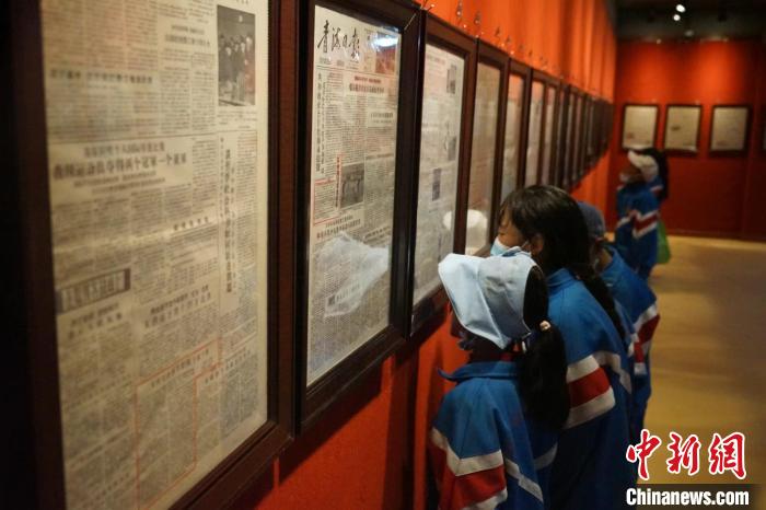 資料圖為玉樹市第四完小學生參觀鑄牢中華民族共同體意識主題展?！『F龍 攝