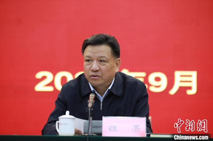 圖為青海省委常委、統戰部部長班果出席會議并講話。 胡貴龍 攝
