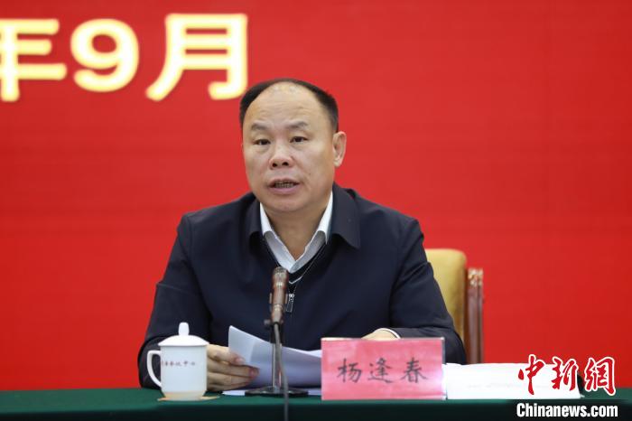 圖為青海省副省長楊逢春主持會議并講話。 胡貴龍 攝