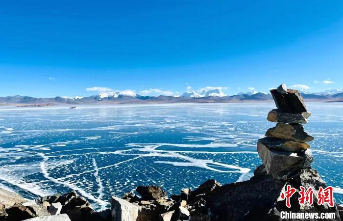 圖為普瑪江塘鄉境內的雪山、冰湖美景。　浪卡子縣網信辦供圖