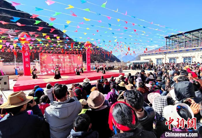 文藝活動全景。　芒康縣委宣傳部供圖
