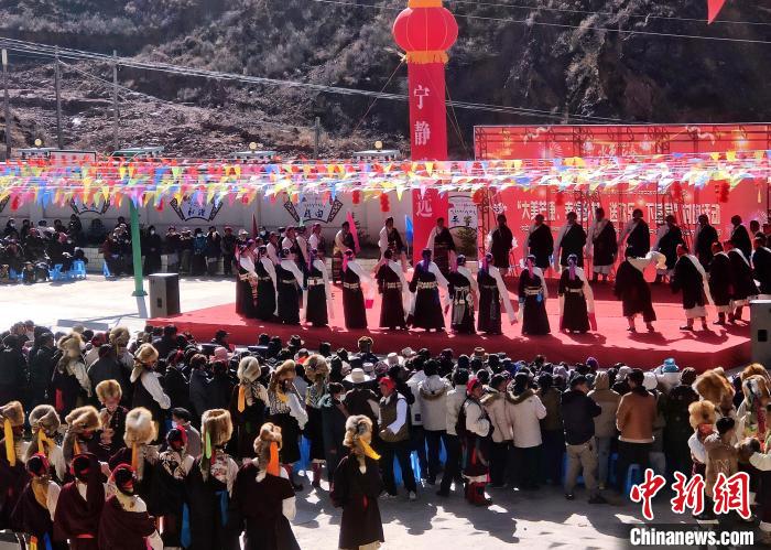 文藝活動全景。　芒康縣委宣傳部供圖