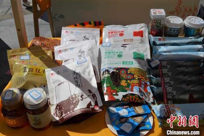 推介活動上的農特產品展示?！≈炝杞?攝