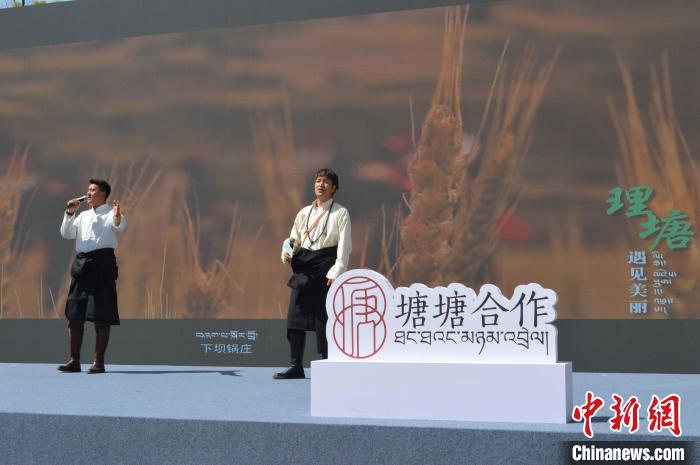 “康巴漢子”現(xiàn)場獻唱?！≈炝杞?攝