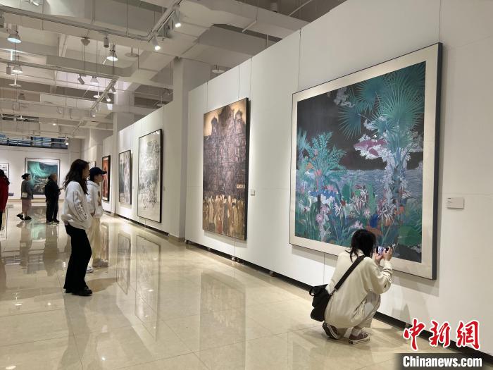 圖為全國青年教師中國畫學術邀請展吸引學生觀展?！＄婌?攝