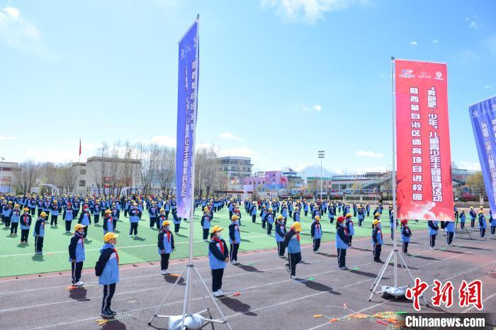 圖為學生在跳繩教練齊景龍的指導下做準備運動。　貢嘎來松 攝