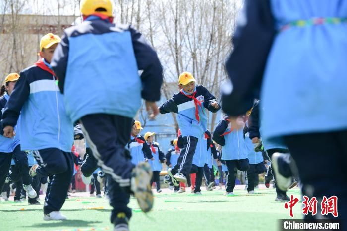 圖為學生在跳繩教練齊景龍的指導下做準備運動。　貢嘎來松 攝