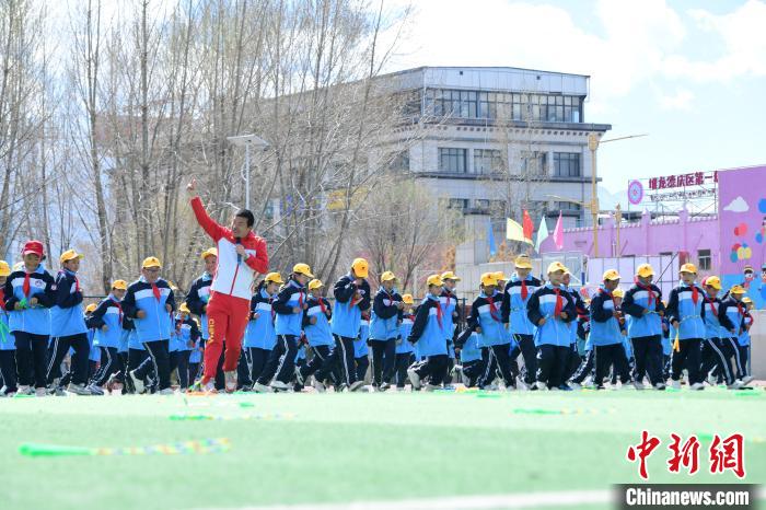 圖為學生在跳繩教練齊景龍的指導下做準備運動。　貢嘎來松 攝