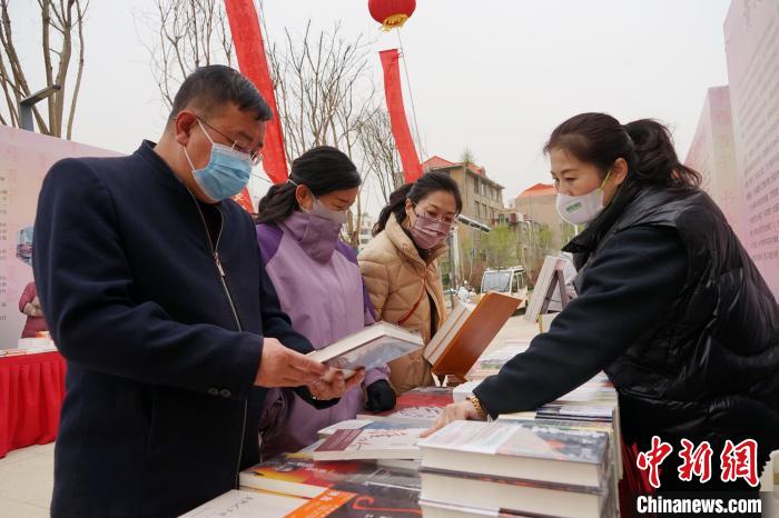 圖為民眾在活動現場購書?！●R銘言 攝