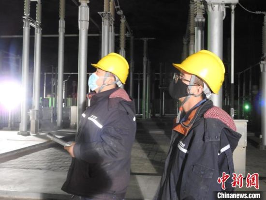 圖為5月10日凌晨，國網青海檢修公司柴達木換流站運維人員在進行柴拉直流系統停電操作。　姚曉英 攝