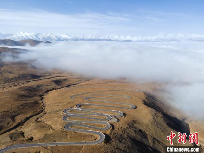 圖為西藏定日縣，前往珠穆朗瑪峰大本營蜿蜒的公路與云海。　江飛波 攝