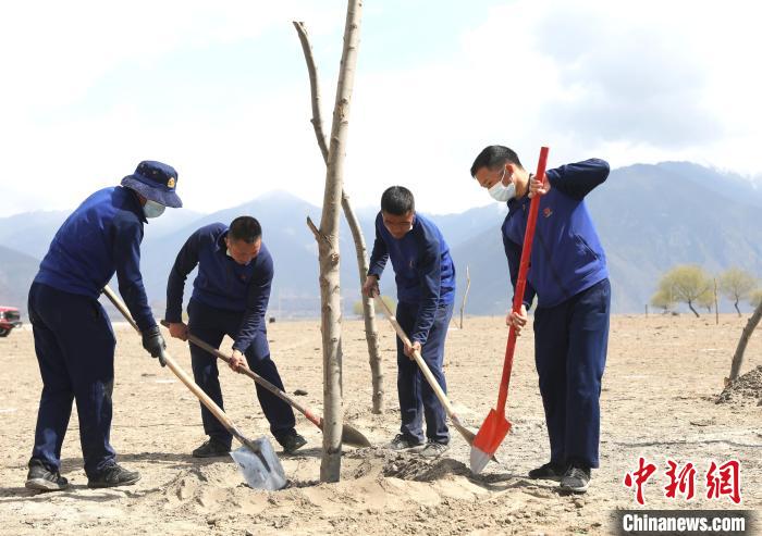 林芝市巴宜區(qū)森林消防中隊志愿服務(wù)隊正在平坑。　西繞拉翁 攝