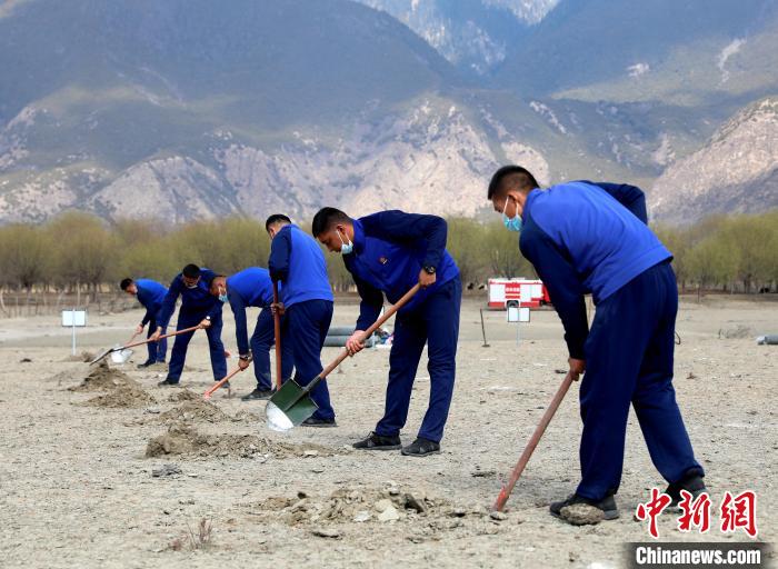 林芝市巴宜區(qū)森林消防中隊志愿服務(wù)隊正在揮鍬鏟土。　西繞拉翁 攝