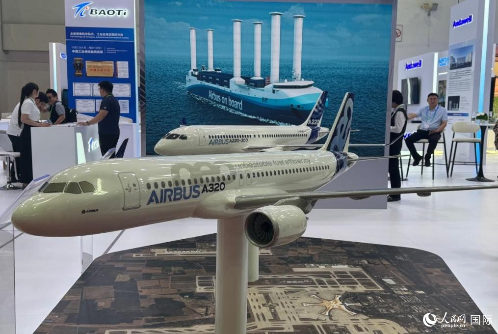 鏈博會空客展區展出的A320飛機模型。人民網 吳倩倩攝