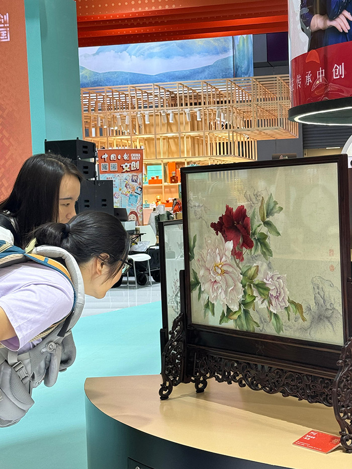 “文創中國”專題展區。參展觀眾供圖