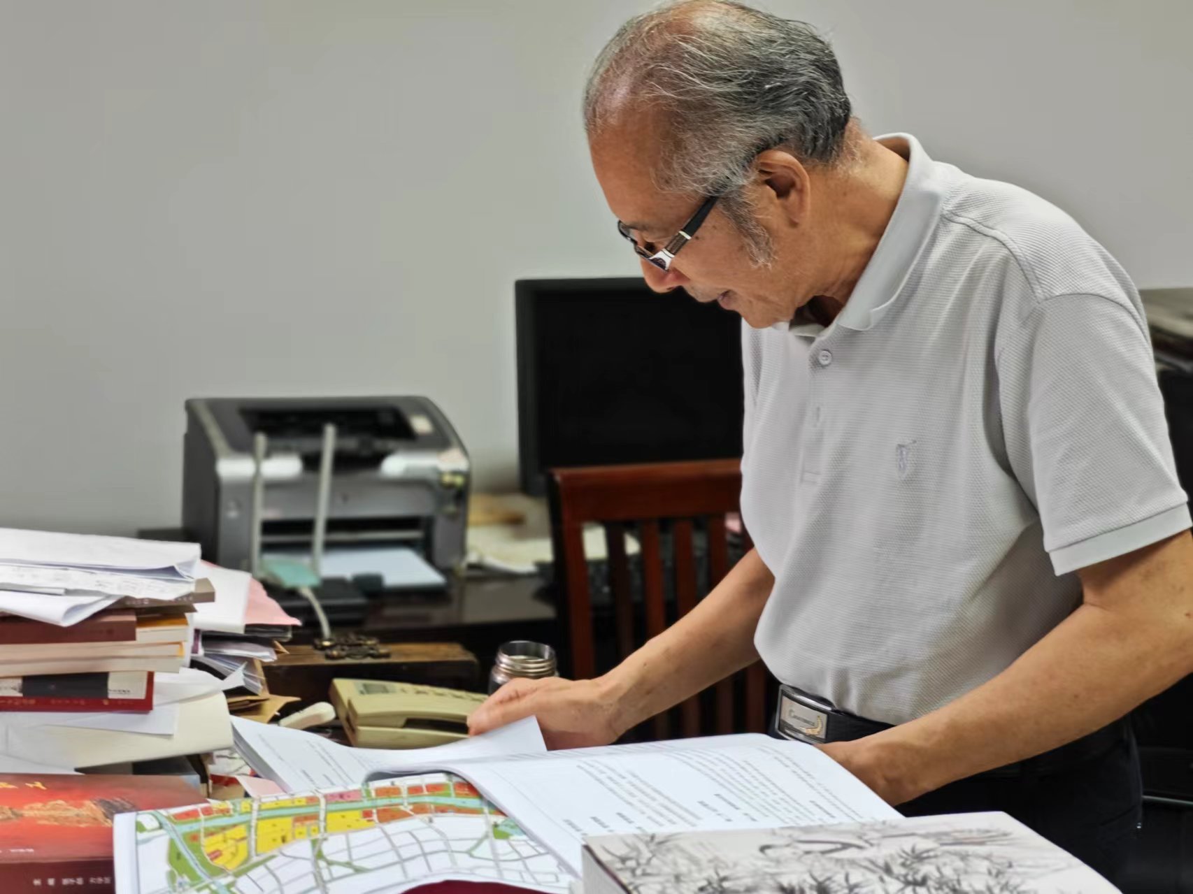 顧風在辦公室翻閱資料。人民網記者 黃鈺攝