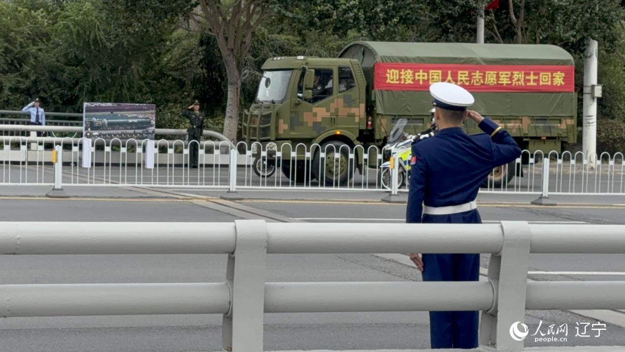 沈陽市渾河橋東側，擺放著東風—5C導彈的受閱照片。人民網(wǎng)記者 湯龍攝