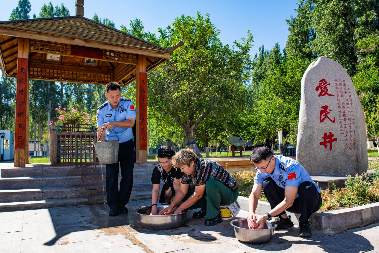 下馬崖邊境派出所民警與轄區群眾在“愛民井”旁，一同打水洗菜、架鍋做飯。下馬崖邊境派出所供圖