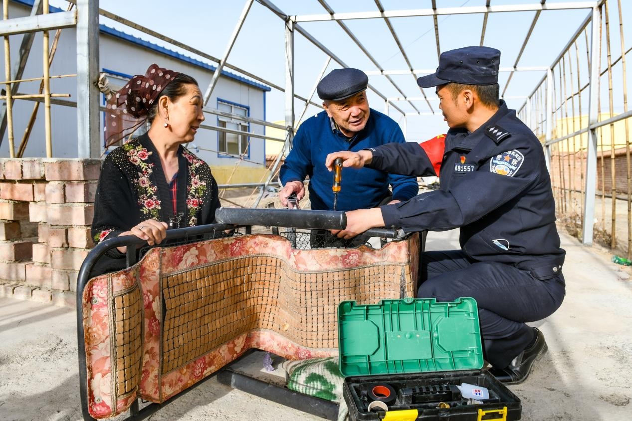 下馬崖邊境派出所民警何春明在轄區群眾家中維修躺椅。下馬崖邊境派出所供圖