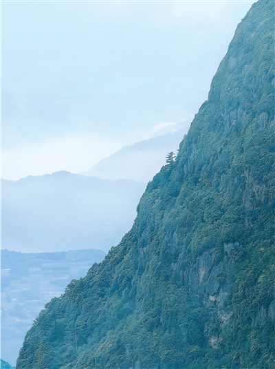 圖為四川省峨眉山的雄壯景觀。