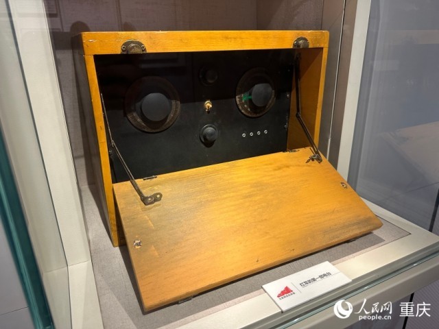王良同志紀念館展出的“半部電臺”（復制品）。人民網記者 劉政寧攝