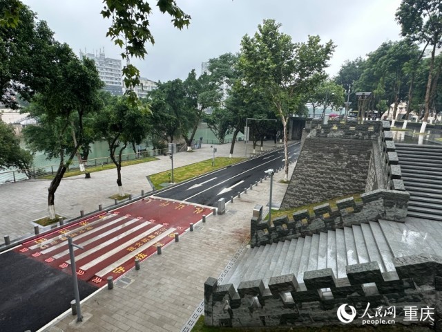 剛剛改造完成的綦江濱江路。人民網記者 劉政寧攝