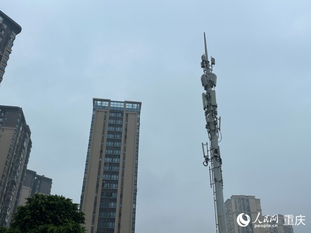 綦江通惠大道上矗立的信號塔。人民網記者 劉政寧攝