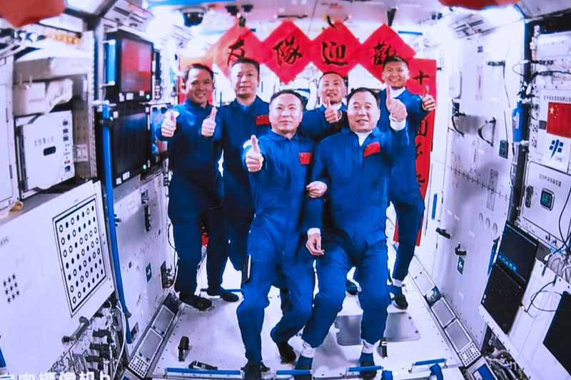 2023年5月30日，在北京航天飛行控制中心拍攝的神舟十五號航天員乘組與神舟十六號航天員乘組拍下“全家福”的畫面。