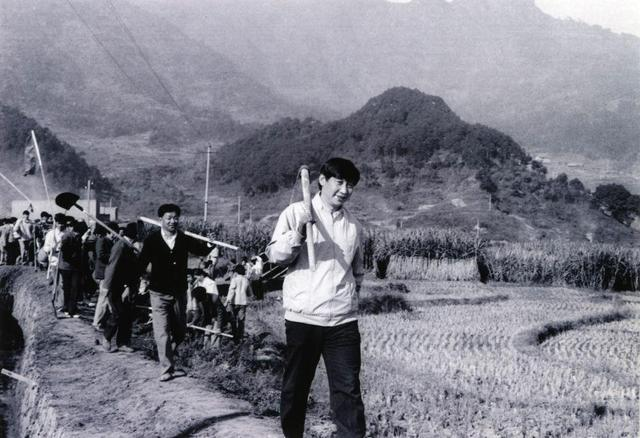 1989年12月2日，時(shí)任中共寧德地委書記的習(xí)近平帶領(lǐng)地直機(jī)關(guān)千余名干部到寧德縣南漈水利工地參加清溝排障修整水渠勞動(dòng)。新華社發(fā)