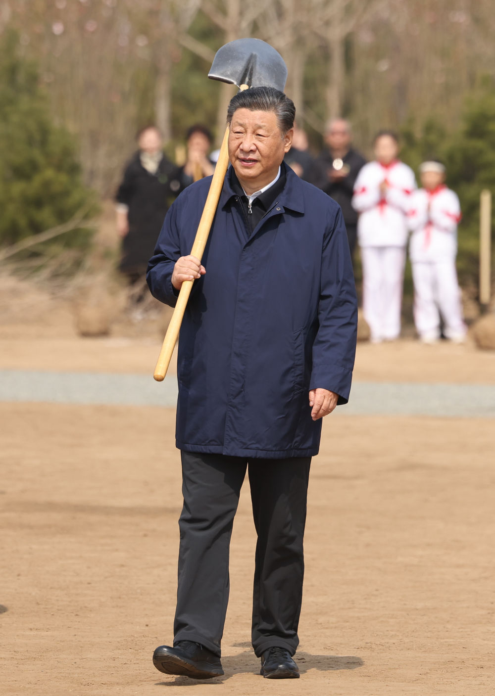 2024年4月3日，黨和國(guó)家領(lǐng)導(dǎo)人習(xí)近平、李強(qiáng)、趙樂際、王滬寧、蔡奇、丁薛祥、李希、韓正等來到北京市通州區(qū)潞城鎮(zhèn)參加首都義務(wù)植樹活動(dòng)。這是習(xí)近平扛起鐵鍬走向植樹地點(diǎn)。新華社記者 龐興雷 攝