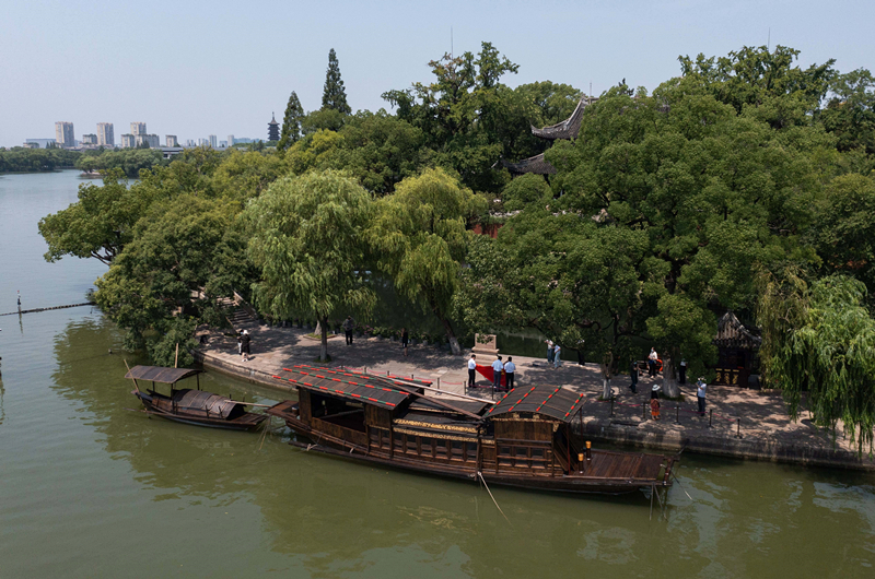 2022年7月27日，南湖紅船停靠在浙江省嘉興市南湖旅游區的湖心島旁。
