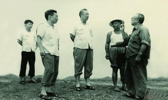 1978年8月，習(xí)仲勛（左三）在廣東惠陽農(nóng)村調(diào)研。在清華大學(xué)讀書的習(xí)近平（左一）利用暑假時間參加社會實踐，隨同父親一起下鄉(xiāng)。