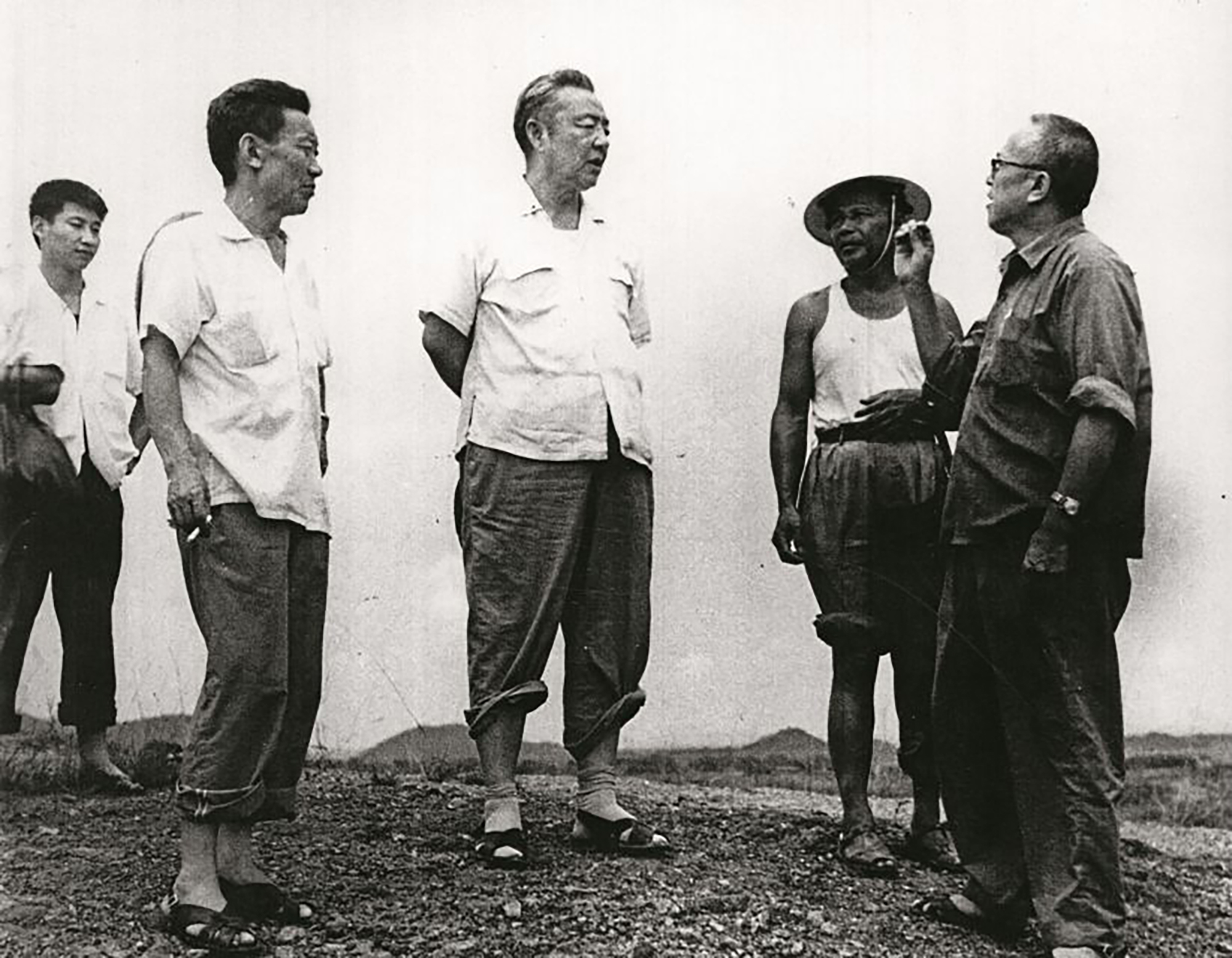 1978年8月5日，習(xí)仲勛（中）在廣東惠陽地區(qū)調(diào)研。左二為廣東省委農(nóng)村工作部副部長杜瑞芝，右一為惠陽地委書記李富林。 左一為當(dāng)時(shí)正在清華大學(xué)暑期的習(xí)近平。